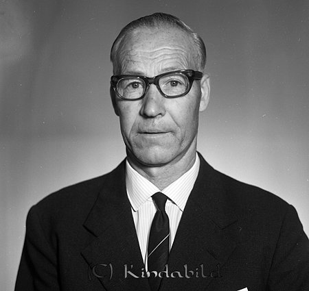 Sigurd Sleman Norrspång Hycklinge
raja
Man klädd i skjorta slips och kavaj  

Nyckelord: Sleman Hycklinge
