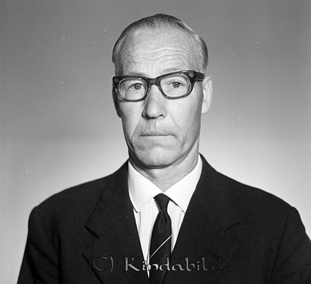 Sigurd Sleman Norrspång Hycklinge
raja
Man klädd i skjorta slips och kavaj  

Nyckelord: Sleman Hycklinge