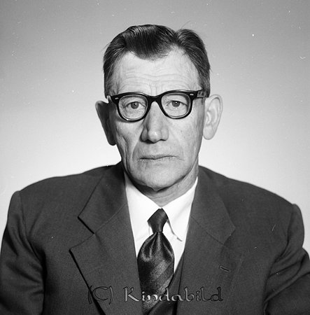 Karl Andersson Hitthem Kisa
raja
Man klädd i skjorta slips och kavaj  

raja
Karl Viktor George Andersson född 1895 i Kisa
 Han var gift med Judit född 1900 och de bodde i Hitthem.
 Sonen Gunnar född 1938 med familj bodde i Hitthem 1970. 
Källa: Gerd Pettersson

Nyckelord: Andersson Kisa