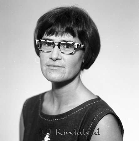 Frk Vera Nilsson Kisa-Hus Kisa
raja
Kvinna klädd i klänning utan ärmar                

Nyckelord: Nilsson Kisa