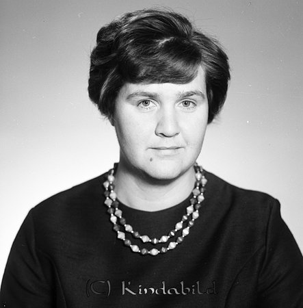 Vivian Rosén Linnégatan 23 Kisa
raja
Kvinna klädd i klänning och ett halsband runt halsen   
gepe
Vivian var född Bank.
Hennes syskon var Verna, Vainy och Veilert           

Nyckelord: Rosén Kisa