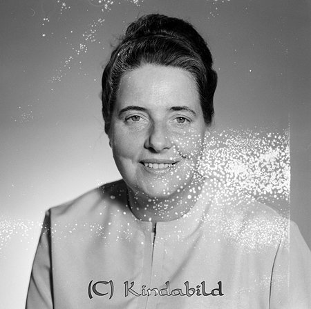 Ingrid Andersson Kisa
raja
Kvinna klädd i en ljus klänning                

raja
Ingrid Andersson född Wallenberg. Hon var gift med Artur Andersson.
 Ingrid hade modeaffär i Kisa och sålde hattar, mössor och handskar.
 Artur hade tobaksaffär och utlämningsställe av alkoholvaror i Svea annexet.
 Källa: Studiegruppen hembygdsgården
Nyckelord: Andersson Kisa