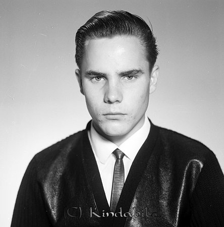 Arne Larsson Falkemåla Kisa
raja
Man klädd i skjorta slips och en tröja 

raja
Arne Larsson född 1944 i Västra Ed, son till arrendator Karl Rudolf Larsson och Iris Margareta född Johansson. Familjen bodde i Falkemåla
Västra Eneby. Arne hade en broder Rune Sören.
Källa: Folkräkning 1960 
Källa: Gerd Pettersson

Nyckelord: Larsson Kisa
