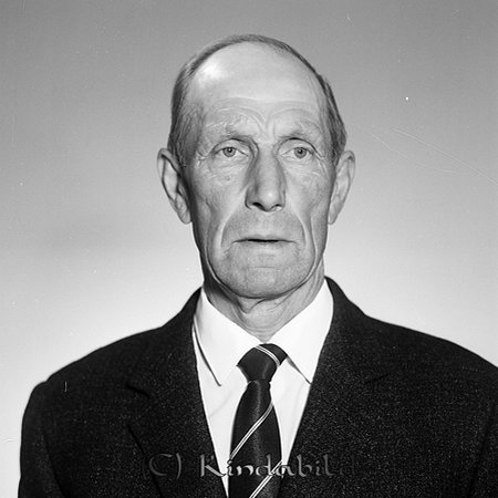 Sigurd Nilsson Årteryd Rimforsa
raja
Man klädd i skjorta slips och kavaj 

raja
Sigurd Nilsson (1893-1969), lantbrukare i Årteryd, var gift med Gunhild.
 Barn; Rune (i Råstorp), Olle (i Stjärnsund), Margareta och ?
 Källa: Studiegruppen hembygdsgården
Nyckelord: Nilsson Rimforsa