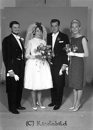 Lars Almberg Ydrehus Österbymo
raja
Brudpar med två bröllopsvittne

raja
Christina och Lars Almberg.
De fick en son Stefan och två döttrar Anna och 
Familjen bodde en tid på S Sjömossegatan i Kisa.
Lars var vägmästare.
Källa; Folkräkning 1970 
Källa: Gerd Pettersson

Nyckelord: Almberg Österbymo