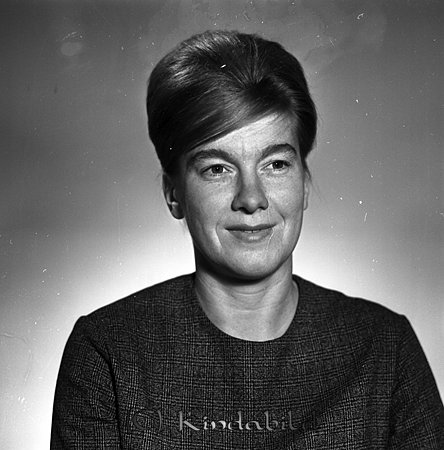 Kristina Polstam Ulrika
raja
Kvinna klädd i en mörk blus     

raja
Inga Kristina född Bergström 1934 i Bjärtrå. Gift med Bo Ingemar Polstam Sandåkra Ulrika.
Källa: Familjer och Gårdar i Ulrika. 
Källa: Gerd Pettersson


Nyckelord: Polstam Ulrika