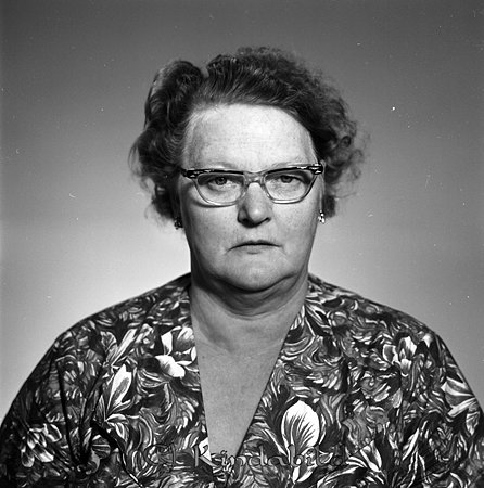 Signe Castman Torggatan 3 Kisa
raja
Kvinna klädd i en blommig klänning     

raja
Signe Castman var född 1909 i Tidersrum.
Hon var gift med Uno Castman född 1903 i Odensvi.
Signe Castman dog 1998 på Kindagård.
Källa: Sv dödbok 
Källa: Gerd Pettersson


Nyckelord: Castman Kisa