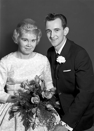 Per-Olof Andersson Brokullen Kisa
raja
Brudpar     

raja
Per-Olof Andersson född 1943 i Kisa med hustru Gunilla född 1942 i Sund.
De fick barnen Anette och Håkan
Familjen bodde på Urkhagsvägen i Kisa
Källa: Folkräkning 1970 
Källa: Gerd Pettersson

Nyckelord: Andersson Kisa