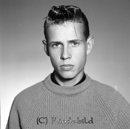 Lars-Ove Jakobsson Källarstugan Ulrika
raja
Man klädd i mörk skjorta under stickad tröja  

raja
Lars-Ove Jakobsson född 1946, son till Sven Peter Jakobsson och Maj Elin Kristina född Johansson.
Syster: Solveig Anita född 1947
Källa: Folkräkning 1960 
Källa: Gerd Pettersson


Nyckelord: Jakobsson Ulrika