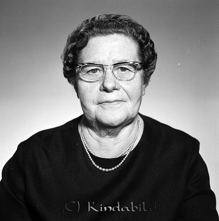 Julia Andersson Linneberg Kisa
raja
Kvinna klädd i mörk klänning med ett pärlhalsband runt halsen

raja
Julia Augusta Andersson född 1902 i Tidersrum. Hon var gift med Gustav Tage Andersson född 1904 i Nykil.
1940 bodde familjen i Mutebo Norrgård Skeda.
Barn; Ingrid född 1921 i Tidersrum
Hans Tage Ingmar född 1937 i Vårdnäs
Lars Erik född 1940 i Linköping.
Julia Andersson blev änka 1945. 1950 bodde familjen i Gällerstena Sund. 1957 bodde Julia A i Misterfall 1:2 Kisa och 1962 i Linneberg Tidersrum.
Källa: Folkräkning 1940, 1950 och1960 
Källa: Gerd Pettersson

Nyckelord: Andersson Kisa