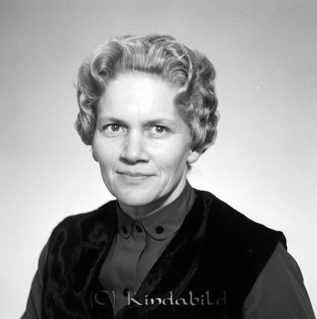 Ingegerd Roos Mörby Hycklinge
raja
Kvinna klädd i en blus under en mörk väst   

raja
Ingegerd Roos född 1926,död 1996 gift med Helmer Roos född 1916 och död 2006.
Helmer Roos var lantbrukare i Mörby.
Källa: Sv dödbok 
Källa: Gerd Pettersson

Nyckelord: Roos Hycklinge