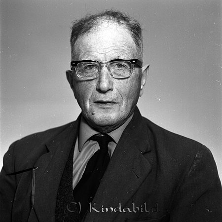 Johan Nilsson Solhill Kisa
raja
Man klädd i skjorta slips och kavaj  

raja
Johan Nilsson född 1898 i Kisa var bror till Edvin Nilsson och de kom från Svanbäcken. Edvin var far till Bertil Nilsson och farfar till Inger Nilsson som spelade Pippi Långstrump. Som pensionär cyklade Johan varje vardag från Solhill vid Klefsfall och hämtade tidningen �?stgöten hos redaktören Bertil Nilsson på Ulrikagatan 11.
Källa: Gerd Pettersson

Nyckelord: Nilsson Kisa