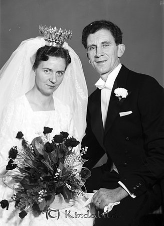 Gunnar Johansson Fimon Kisa
raja
Brudpar     

raja
Elsa och Gunnar Johansson. Inga hette Gunnars första fru. De fick två barn, Kerstin och Lars-Gunnar. När han för andra gången blev änkoman gifte han sig med Karin som nu 2015 bor i Tranås. 
Gunnar levde 1917-1979, Inga 1924-1963, Elsa 1925-1966.
 Källa: Gravstenen. 
Källa: mayca

Nyckelord: Johansson Kisa