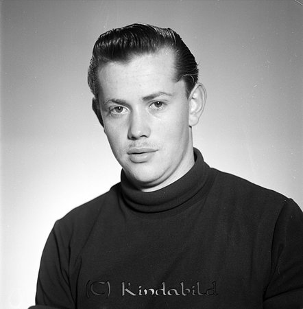 Bo-Göran Hallberg Nygatan 22 Kisa
raja
Man klädd i en tröja med hög krage

raja
Bo Göran Hallberg, son till Martin och Agda Hallberg. 
Källa: Gerd Pettersson

Nyckelord: Hallberg Kisa