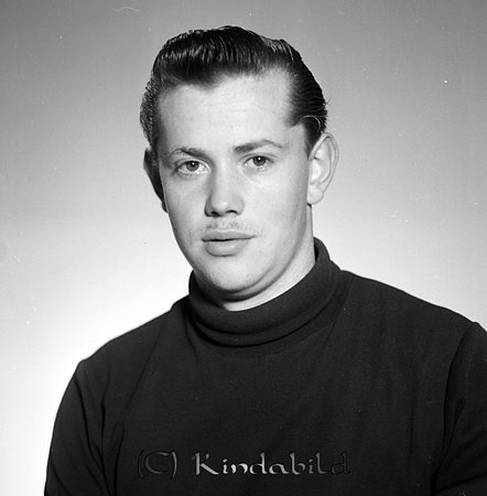 Bo-Göran Hallberg Nygatan 22 Kisa
raja
Man klädd i en tröja med hög krage

Nyckelord: Hallberg Kisa