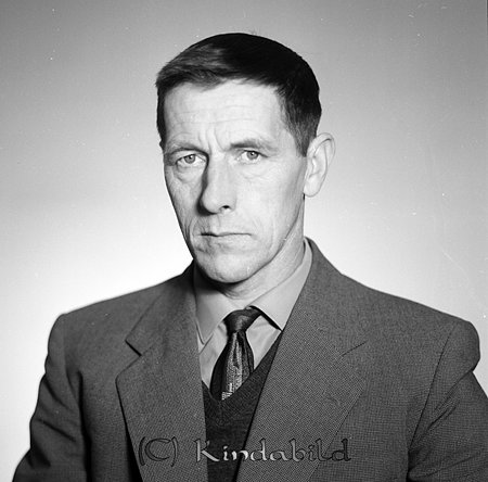 Bertil Svensson Lodstugan Norra Vi
raja
Man klädd i skjorta slips och kavaj

Nyckelord: Svensson Norra Vi