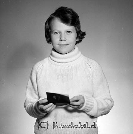 Monika Gunnarsson Drottninggatan 4 Kisa
raja
Flicka klädd i ljus tröja med hög krage 

Nyckelord: Gunnarsson Kisa