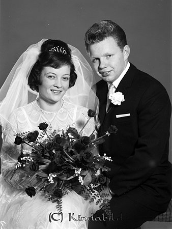 Veine Johansson Torggatan 14 Kisa
raja
Brudpar

gepe
Bruden är Viola
De fick tre barn Mats, Morgan och Malin.

raja
Viola Nilsson född 1945 i Västervik och Veine Johansson född 1945 i Linköping.
Viola omgift med Sven-Inge Johansson från Ennesbo Gullringen. 
Källa: Gerd Pettersson

Nyckelord: Johansson Kisa