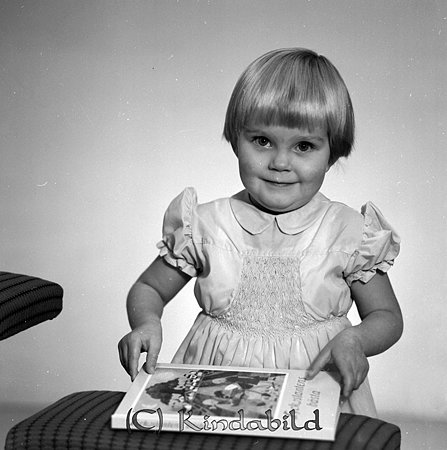 Mari Johansson Kisa
raja
Flicka klädd i ljus klänning

raja
Marie Johansson född 1962 i Kisa, dotter till Anita och Sten Börje
Johansson födda i Västervik. 1970 bodde de i Huddinge.
1966 fick de en dotter Elisabet och då bodde de i Hägersten.
Källa: Folkräkning 1970 
Källa: Gerd Pettersson

Nyckelord: Johansson Kisa
