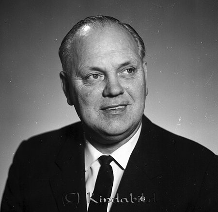 Gustav-Adolf Fransson Kisa
raja
Man klädd i skjorta slips och kavaj 

raja
Gustav Adolf Franzon, ägare till Franzons Rör i Kisa.
En tid hade han en firma med svågern Widell, smedja och rörmokeri.
Firman låg på Kalmarvägen 9 i Kisa. 
Källa: Gerd Pettersson


Nyckelord: Fransson Kisa
