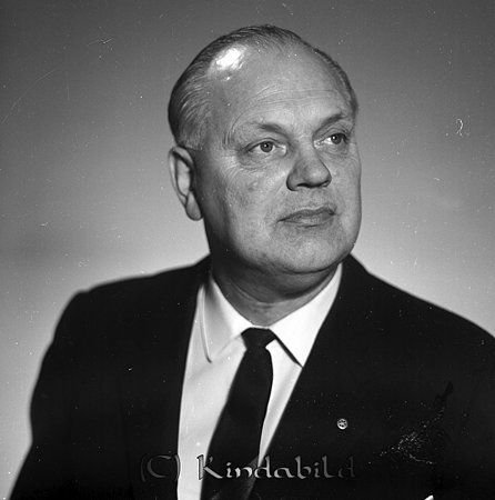 Gustav-Adolf Fransson Kisa
raja
Man klädd i skjorta slips och kavaj 

Nyckelord: Fransson Kisa