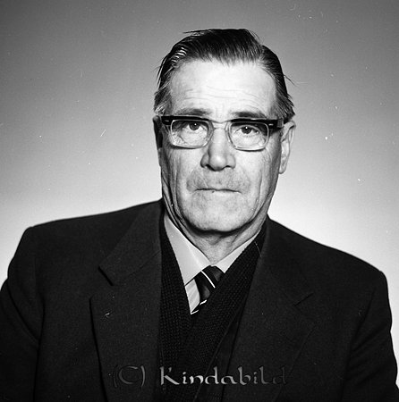 Ivan Lundberg Västra Vägen 17 Kisa
raja
Man klädd i skjorta slips och kavaj

Nyckelord: Lundberg Kisa