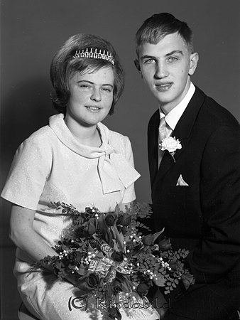 Jan-Olof Nilsson Storgatan 16 Kisa
raja
Brudpar     

raja
Jan-Olof Nilsson född 1944. son till hemmansägare Algot Nilsson och Gudrun Sofie från Rödingehult.
Han antog namnet Silverhoff. Bruden heter Inez Eivor Birgitta född 1937 i Säby.
Källa: Folkräkning 1970
Källa: Folkräkning 1950
Källa: Gerd Pettersson


Nyckelord: Nilsson Kisa