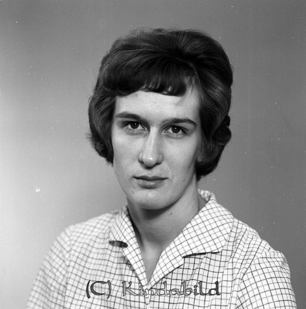 Birgitta Karlsson Härna Hycklinge
raja
Kvinna klädd i rutig blus

raja
Birgitta Karlsson född i Locknevi 1943. Gift med Herbert Karlsson i Härna.
Hon arbetade på Föreningsbanken,
Två barn Carina och Arne.
Källa: Folkräkning 1970 
Källa: Gerd Pettersson


Nyckelord: Karlsson Hycklinge