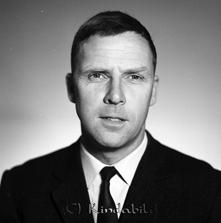 Harry Samuelsson Gamlegårdsgatan 19 Kisa
raja
Man klädd i skjorta slips och kavaj

raja 
Harry Samuelsson, gift med Daga, söner Göran och Lennart. Harry var bror till Bertil. Båda arbetade som järnvägstjänstemän. 
Källa: Gerd Pettersson 

Nyckelord: Samuelsson Kisa