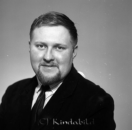 Bengt Eriksson Yxsmedshult Kisa
raja
Man klädd i skjorta slips och kavaj

raja
Bengt Eriksson född 1939 i Västra Eneby, son till Einar ERiksson och Berta född Ottosson.
Dotter Berit Marianne född 1937.
1960 bodde Bengt i Hillerstorp som bilmekaniker.
1975 bodde han i Petersborg Yxsnedshult.
Källa: Folkräkning 
Källa: Gerd Pettersson

Nyckelord: Eriksson Kisa