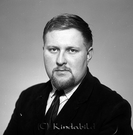 Bengt Eriksson Yxsmedshult Kisa
raja
Man klädd i skjorta slips och kavaj

Nyckelord: Eriksson Kisa