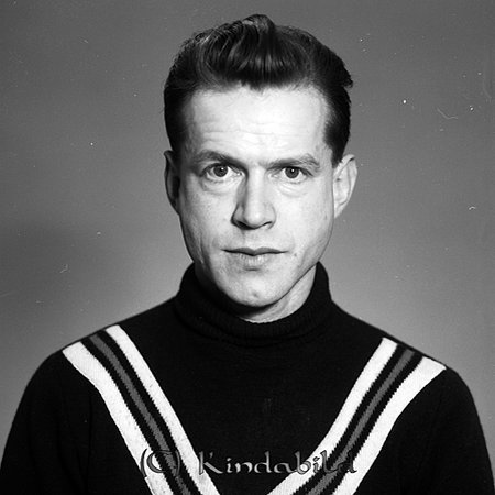 Göte Götberg Törnevik Rimforsa
raja
Man klädd i stickad tröja med hög krage

raja
Göte Götberg var född 1932 i Motala, 1970 bodde han vid Brokinds gård. 
Källa: Gerd Pettersson

Nyckelord: Götberg Rimforsa