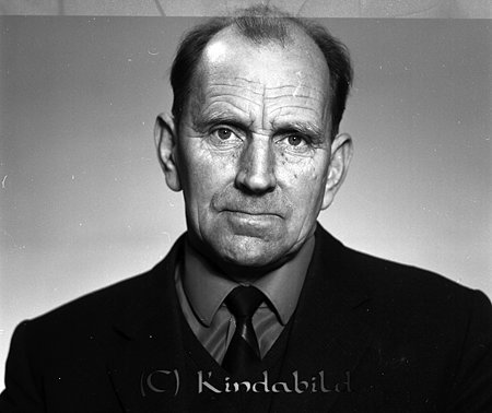 Birger Snell Sävsjömåla Kisa
raja
Man klädd i skjorta slips och kavaj

Nyckelord: Snell Kisa