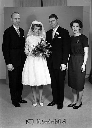 Arne Gustavsson Rosengatan 9 Kisa
raja
Brudpar och två bröllopsvittnen     

raja
Brudparet Kerstin och Arne uppvaktas av Arnes syster Astrid och Bertil Johansson. Kerstin och Arne har två barn Anita och Mikael. 
Källa: mayca

Nyckelord: Gustavsson Kisa