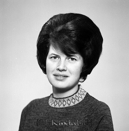 Ulla Karlsson Rådmansgatan 4 B Kisa
raja
Kvinna klädd i mörk tröja med ljus krage    

raja
Ulla-Britt född Andersson 1942 i Ekeby, dotter till Erik och Lilly Andersson.
 Syskon: Maj Gunvor, Lilly Marianne Irene, Inga Margareta, Birgitta Maria och Berit Linnéa.
 Ulla gift med Claes-Erik Karlsson, Kisa Elbyrå
 Barn: Stefan, Maria och Henrik.
 Källa: Studiegruppen hembygdsgården och Folkräkning 1950 och 1975 
Nyckelord: Karlsson Kisa