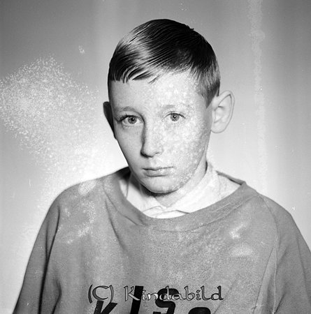Gunnar Rydin Kölefors
raja
Man klädd i skjorta under en ljus tröja

raja
Gunnar Rydin, son till Sven Axel Gunnar Rydin född 1907 i Kisa och Edit Elisabet född Ljung 1917 i Västra Eneby.
 Rydin drev Kölefors Yxfabrik. Familjen bodde i Strömsfors Kölefors.
 Källa: Studiegruppen hembygdsgården 
Nyckelord: Rydin Kölefors
