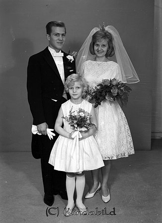 Ingemar Johansson Nybo Österbymo
raja
Brudpar och en brudtärna     

raja
Ingemar Johansson född 1941 i Sund och Gull Anna Elisabet född Grankvist 1943 i Kisa. Dotter till Olle och Astrid Grankvist. Gull hade två systrar.  Modern död 1957. 1960 bodde de i församlingshemmet Tidersrum.
 1975 bodde de i Gullringen. Två söner Niklas och Fredrik.
 Källa: Folkräkning 1975 och Studiegruppen hembygdsgården 

Nyckelord: Johansson Österbymo