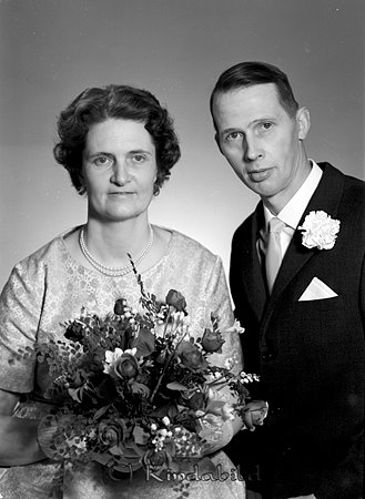 Gunnar Jakobsson Krogsfall Kisa
raja
Brudpar     

raja
Gunnar och Margit Jakobsson. De arrenderade Krogsfall 1:2
under tiden 1963-1971. De var därmed de sista arrendatorerna på gården. �?gare var Sven och Roland Karlsson Tjustad.
Källa: Bygden kring Slätmon. 
Källa: Gerd Pettersson 
 

Nyckelord: Jakobsson Kisa