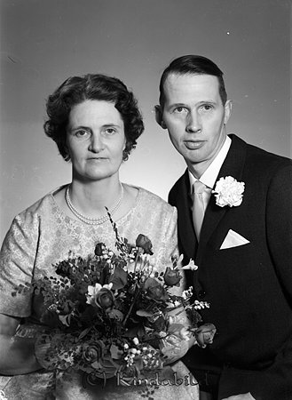 Gunnar Jakobsson Krogsfall Kisa
raja
Brudpar     

raja
Sven Gunnar Jakobsson född 1919 i Klockrike, gift med Margit Linnea Elisabet född 1928 i Yxnerum.
 De arrenderade gården i Krogsfall som ägdes av Gunnar Karlsson i Tjustad. De kom efter Göte Fridh. 1980 bodde de i Malmslätt.
 Han arbetade som kyrkvaktmästare i Kärna
 Källa: Studiegruppen hembygdsgården 
Nyckelord: Jakobsson Kisa