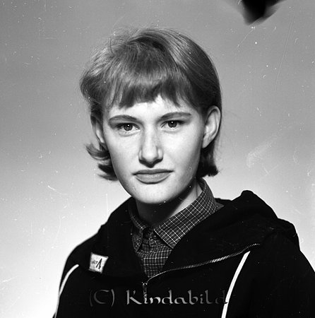 Fröken Almqvist Stora Torget Kisa
raja
Kvinna klädd i rutig skjorta under en munkjacka        

raja
Karin Almqvist, dotter till Rutger och Maja-Lisa Almqvist född Odén 1917 i Kisa.
Modern var rektor på Stjärneboskolan och fadern arbetade på lantmäteriet i Kisa som var inrymt i Östgötabanken.
Källa: Kyrkoarkiv Kisa
Källa: Gerd Pettersson

Nyckelord: Almqvist Kisa