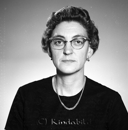 Ingegärd Jakobsson Hycklinge
raja
Kvinna klädd i mörk jumper med ett halsband runt halsen        

raja
Ingegerd Jacobsson född Karlsson 1923 i Hällestad. Gift 1948 med Bror Eric Jacobsson. Två flickor Ragna och Sonja. Hon dog 1965.
 Källa: Studiegruppen hembygdsgården
Nyckelord: Jakobsson Hycklinge