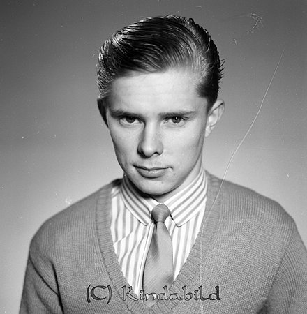 Mats Johansson Björkäng Slätmon
raja
Man klädd i skjorta slips under en ljus tröja

raja
Mats Johansson, son till smeden Gunnar Johansson, Slätmon.
 Han tog namnet Smedéus.
 Källa: Studiegruppen hembygdsgården 

raja
Son till smeden Gunnar Johansson född 1899 i Västra Eneby och Edit Viktoria Johanson född 1904 i Vist.
Syskon till Mats: 
Kurt Erik Gunnar född 1929
Sven Arne Ingvar född 1931
Karl Åke Evert född 1934
Bo Olof Sören född 1937
Källa: Folkräkning 1940 och 1950 
Källa: Gerd Pettersson

Nyckelord: Johansson Slätmon
