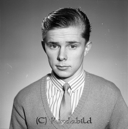 Mats Johansson Björkäng Slätmon
raja
Man klädd i skjorta slips under en ljus tröja

Nyckelord: Johansson Slätmon