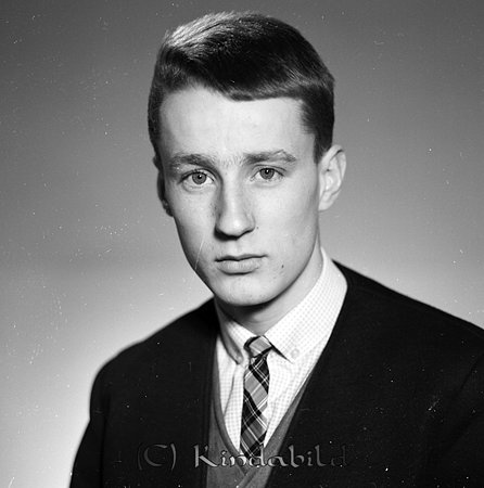 Jan-Olof Engdal Hässlehylta Kisa
raja
Man klädd i skjorta slips och kavaj

raja
Föräldrar Hans och Britta Engdahl, Utbildade sig till läkare.
 Syskon Per-Erik, Kerstin, Sallert, Tore, Kalle, Kristina.
 Hans Engdahl omkom vid en trafikolycka med ambulans vid Slaka
 omkring 1965.
 Källa: Studiegruppen hembygdsgården 
Nyckelord: Engdal Kisa