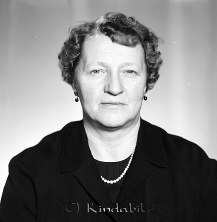 Karin Andersson Sundsnäs Kisa
raja
Kvinna klädd i mörk klänning under en jacka och ett halsband runt halsen        

Nyckelord: Andersson Kisa