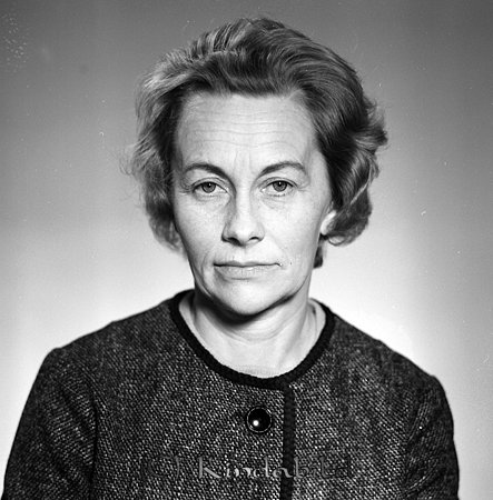 Wivan Gustavsson Karleby Kisa
raja
Kvinna klädd i en ljus jumper under en mörk jacka  

raja
Vivan Gustavsson Karleby. Hon var gift med Hans Gustavsson Karleby Tegelbruk. 
Källa: Gerd Pettersson 

Nyckelord: Gustavsson Kisa