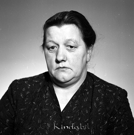 Inga Holm Bankevid Slätmon
raja
Kvinna klädd i en mörk klänning

raja
Inga född 1919 i �?tvid. Gift med Halvar Holm.
Barn: Roland, Sivert och Evert.
De var arrendatorer vid Bankevid 1:2 1961-1966.
Gården ägdes av Karl Helge Eriksson och dennes dotter Karin gift med Henry Johansson i Norrhult Tidersrum.
1970 bodde Inga och Halvar på Fimongatan 4 i Kisa.
Källa: Bygden kring Slätmon 
Källa: Gerd Pettersson 

Nyckelord: Holm Slätmon