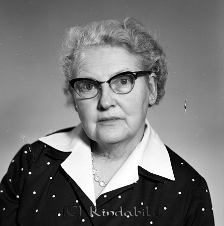 Lizzy Johansson Linégatan 13 Kisa
raja
Kvinna klädd i vitprickig klänning med vit krage

raja
Lizzy Johansson född 1904 i Ekeby församling- Gift med Einar Johansson född 1899 i Vallerstad.
De han en son Jan Christer född 1943 i Linköping.
Einar Johansspn arbetade som bilmontör
1950 bodde familjen i A-huset Linnegatan 13 B.
Källa: Folkräknming 1950 
Källa: Gerd Pettersson

Nyckelord: Johansson Kisa