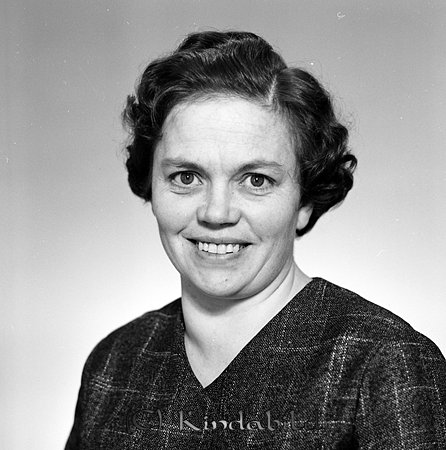 Inggärd Roth Kopperarp Svalsjö Kisa
raja
Kvinna klädd i mörk klänning  

raja
Ingegerd Roth född Samuelsson 1932. Syster till Ingvar och Roland Samuelsson från Kopperarp.
Hon gifte sig med Torsten Roth född 1925 i Horn.
Torsten bror till Arne Roth i Kisa.
1970 bodde i Stäckö gård Grebo och hade sju barn.
Källa: Folkräkning 1970 
Källa: Gerd Pettersson

Nyckelord: Roth Kisa