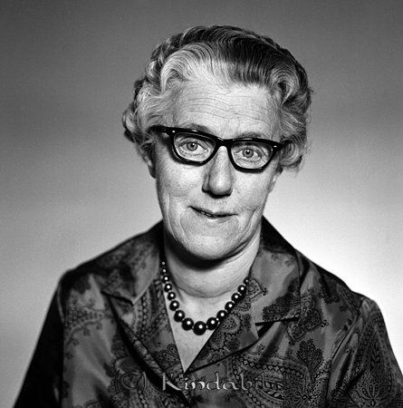 Adele Djurstedt Handelsträdgården Kisa
raja
Kvinna klädd i mörk klänning och ett halsband runt halsen  

raja
Adele Djurstedt född 1903 i Locknevi gift 1931 med trädgårdsmästare Albanus Djurstedt född 1899 i Locknevi.
 Barn: Karin och Göran tvillingar, samt Anita och Bengt.
 De bodde på Sjögatan 9 i Kisa.
 Adele dog 1990 och Albanus 1967.
 Källa: Studiegruppen hembygdsgården och Sv Dödbok 
Nyckelord: Djurstedt Kisa